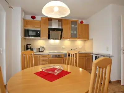 Essbereich mit Blick zur Küche