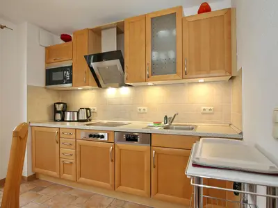 Küche mit Ceranfeld und Geschirrspüler