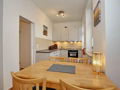 Essbereich mit Blick zur Küche