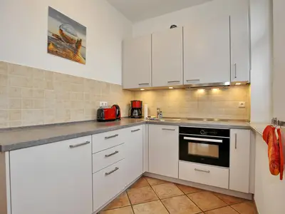 Küchenzeile mit Backofen und Spülmaschine