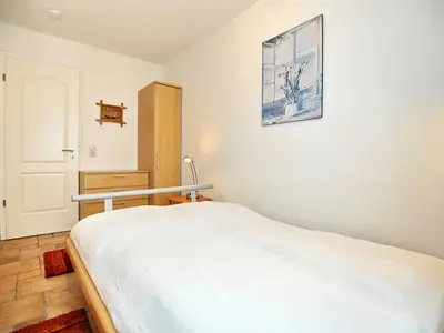 zweites Schlafzimmer mit Kommode und Kleiderschrank