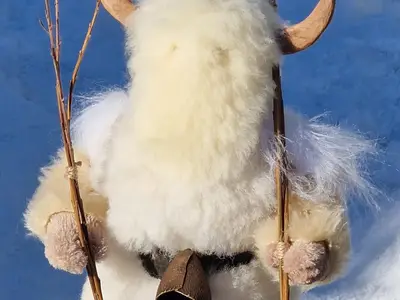 eine Holzfigur die einen Burgberg Rumpelklaus