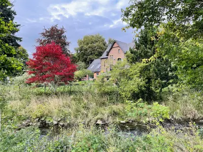 Haus- und Gartenansicht von der Flussseite
