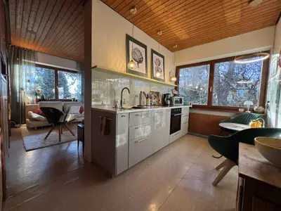 Küche mit Blick zum Wohnzimmer