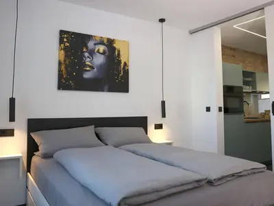 Schlafzimmer mit Schiebetür zur Küche