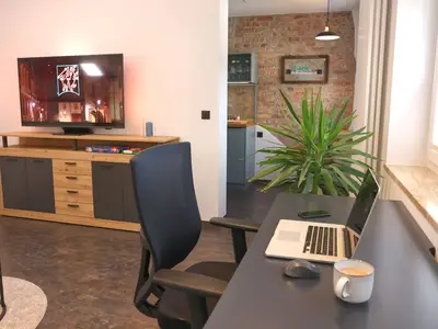 TV und toller Arbeitsplatz im Wohnzimmer der Ferienwohnung