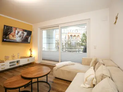 Wohnbereich mit Zugang zum Balkon