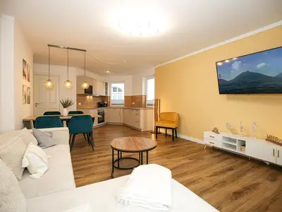 Wohnbereich mit Sitzecke und TV