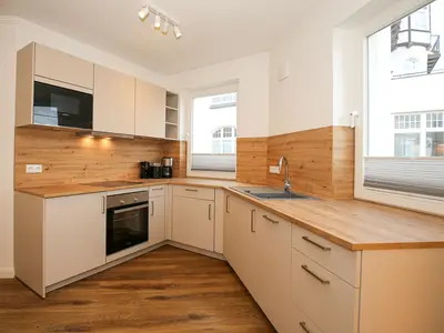 Küchenzeile mit Backofen und Spülmaschine