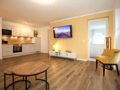 Wohnzimmer mit Zugang zum Balkon