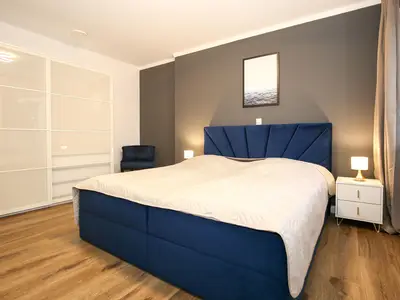 Schlafzimmer mit Kleiderschrank