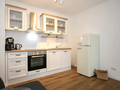 Küche mit Backofen und Spülmaschine