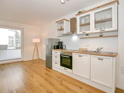 Küche mit Herd und Mikrowelle
