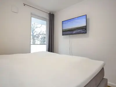 Schlafzimmer mit Zugang zum Balkon