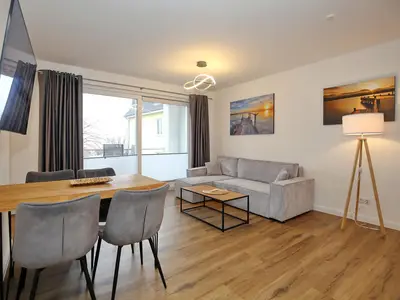 Wohnbereich mit Zugang zum Balkon