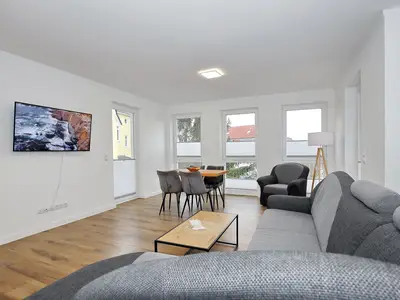 Wohnzimmer mit Sofa und TV