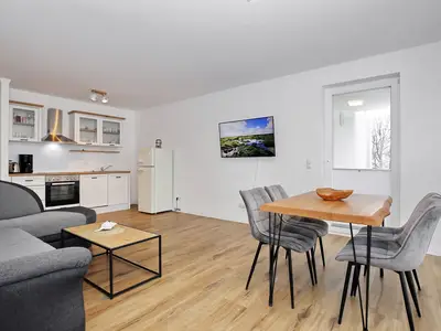 Wohnzimmer mit Blick zur Küche