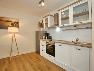 Küchenzeile mit Backofen und Spülmaschine