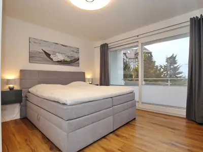 Schlafzimmer mit Zugang zum Balkon