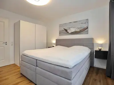 Schlafzimmer mit Boxspringbett und Kleiderschrank