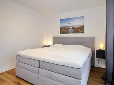 erstes Schlafzimmer mit Boxspringbett