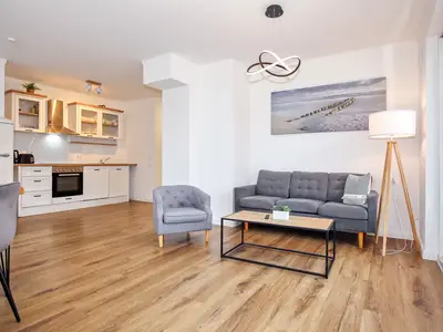 Wohnzimmer mit Sofa und Sessel