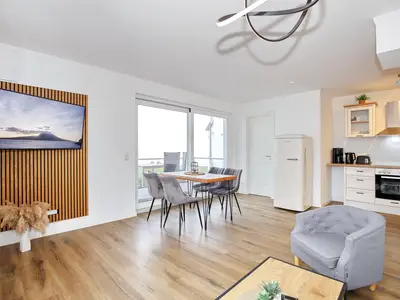 Wohnzimmer mit TV und Essbereich