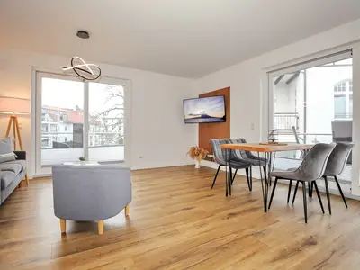 Wohnbereich mit Zugang zu den zwei Balkonen