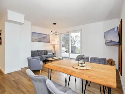 Wohnzimmer mit Esstisch und Sofa