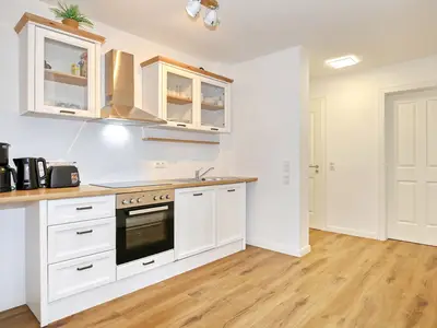 Küche mit Backofen und Spülmaschine