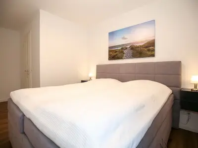 erstes Schlafzimmer mit begehbarem Kleiderschrank