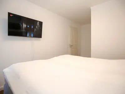 erstes Schlafzimmer mit TV