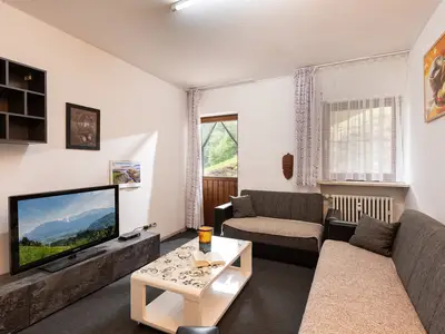 Gemütliches Wohnzimmer mit Zugang zur Terrasse