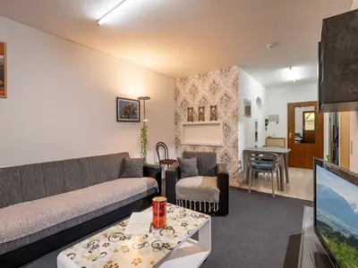 Wohnzimmer mit Durchreiche zur Küche