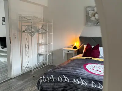 schlafzimmer durch spiegel