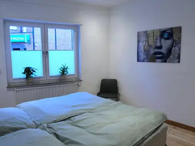 helles Schlafzimmer mit gemütlichem Boxspringbett