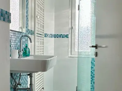 helles und modernes Tageslichtbad mit Dusche und WC