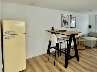 Esstisch und Kühlschrank im Wohnraum im Erdgeschoss