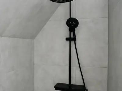 Moderne Dusche im Badezimmer im 1. OG