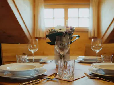 gedeckter Tisch mit Fenster im Hintergrund