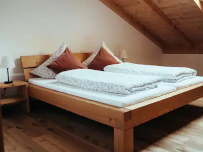 Schlafzimmer mit Doppelbett