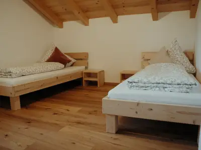 1 Schlafzimmer mit zwei von drei Einzelbetten