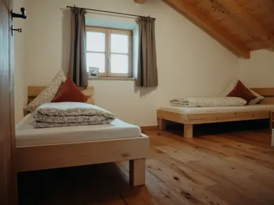 2 Schlafzimmer mit zwei von drei Einzelbetten