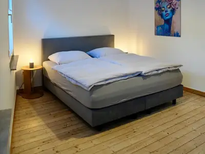Das helle Schlafzimmer mit gemütlichem Boxspringbett