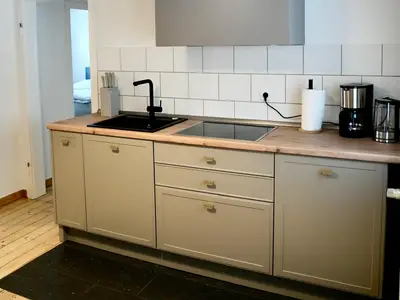 Die Küchenzeile mit Herd und Spülmaschine