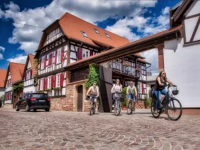Außenansicht mit Radfahrern
