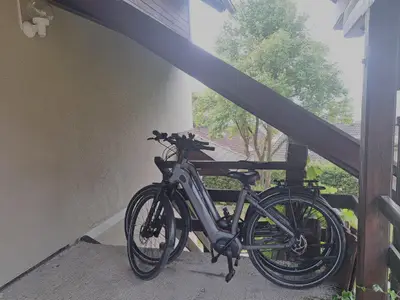 Räder parken überdacht und beleuchtet