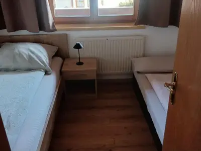 Schlafzimmer mit zwei Einzelbetten