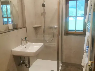 Badezimmer mit Dusche