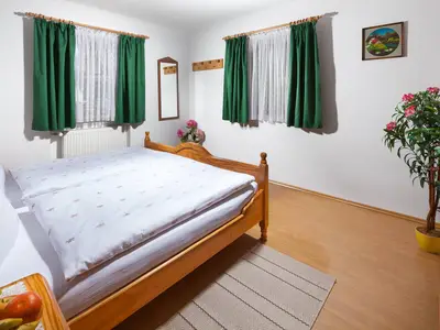 Ferienwohnung Watzmann, Schlafzimmer mit Doppelbett 2m x 1,80m